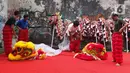 Pemain dari kelompok barongsai Naga Merah Putih Bogor melakukan latihan dengan Barongsai di kawasan Babakan Pasar, Kota Bogor, Jawa Barat, Rabu (11/1/2023). Latihan tersebut  untuk mempersiapkan penampilan menyambut Tahun Baru Imlek. (Liputan6.com/Herman Zakharia)