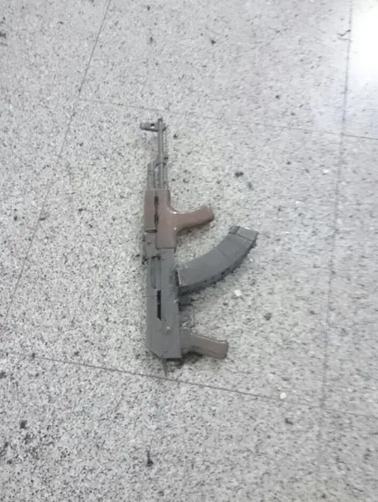 Kondisi senjata api yang terlihat di lantai lokasi teror bom yang mengguncang bandara Ataturk, Istanbul, Turki, Selasa (28/6). Diduga senjata api tersebut digunakan para pelaku melepaskan tembakan sebelum meledakkan diri. (140journo / via Reuters)