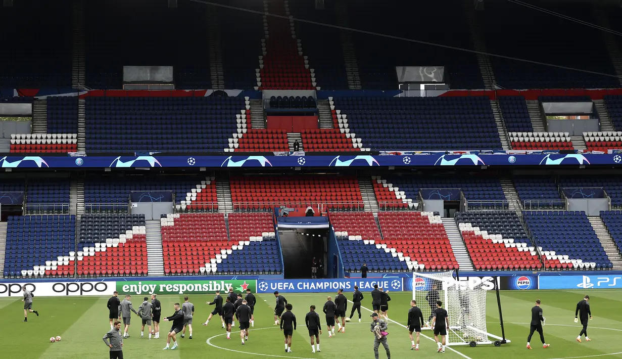 Pemain Borussia Dortmund saat sesi Latihan jelang laga leg dua semi final Liga Champions melawan Paris Saint-Germain (PSG) di Parc des Princes, Paris, Senin (7/5/2024). (AFP/Frank Fife)