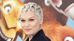 Penyanyi Jessie J berpose saat menghadiri pemutaran perdana film Ice Age: Collision Course di Fox Studios Lot, Los Angeles, AS, (16/7). Jessie J tampil macho dengan dengan jaket jeans dan rambutnya pendeknya. REUTERS / Danny Moloshok)