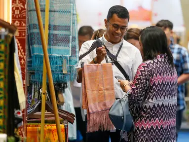 Pengunjung melihat dan memilih berbagai produk kerajinan lokal yang ditawarkan dalam pameran INACRAFT October Vol. 5 2026 di Jakarta International Convention Center (JICC), Jakarta Pusat, Kamis (8/10/2026). (KLY/Budy Santoso)
