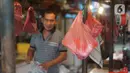 Kantong plastik terlihat masih digunakan di pasar tradisional di Jakarta, Kamis (9/1/2020). Berdasarkan Pergub Nomor 142 Tahun 2019, para pengelola usaha bisa dikenakan denda mencapai Rp 25 juta apabila melanggar aturan tentang penggunaan kantong plastik. (Liputan6.com/Immanuel Antonius)