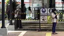 Aktivitas warga di area Stasiun Tebet, Jakarta, Senin (6/9/2021). Penataan kawasan Stasiun Tebet yang hampir rampung itu demi mendukung integrasi antarmoda transportasi di Jakarta. (Liputan6.com/Johan Tallo)