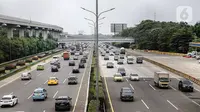 Sejumlah kendaraan melintas di kawasan Tol Jagorawi, Jakarta, Sabtu (13/11/2021). PT Jasa Marga (Persero) Tbk melaporkan volume lalu lintas harian rata-rata (LHR) di Jalan Tol Jasa Marga Group mengalami peningkatan sepanjang Oktober 2021.  (Liputan6.com/Faizal Fanani)