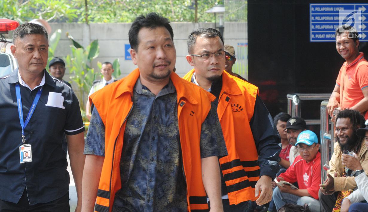 Pemilik PT Binivian Konstruksi Abadi, Effendy Syahputra (tengah) dan Anggota DPRD Lampung Nonaktif Agus Bhakti Nugroho (kanan) saat akan menjalani pemeriksaan lanjutan di Gedung KPK, Jakarta, Kamis (6/9). (Merdeka.com/Dwi Narwoko)