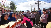 Ketum Bhayangkari Beri Bantuan hingga Hibur Anak-anak Korban Bencana di Tapanuli Tengah
