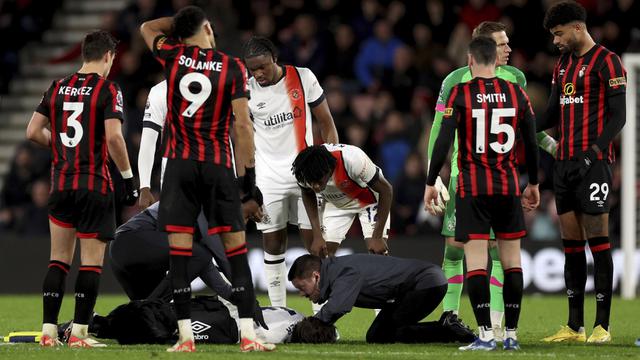 Foto: Kejadian Lagi, Tom Lockyear Pingsan saat Luton Town Melawan Bournemouth
