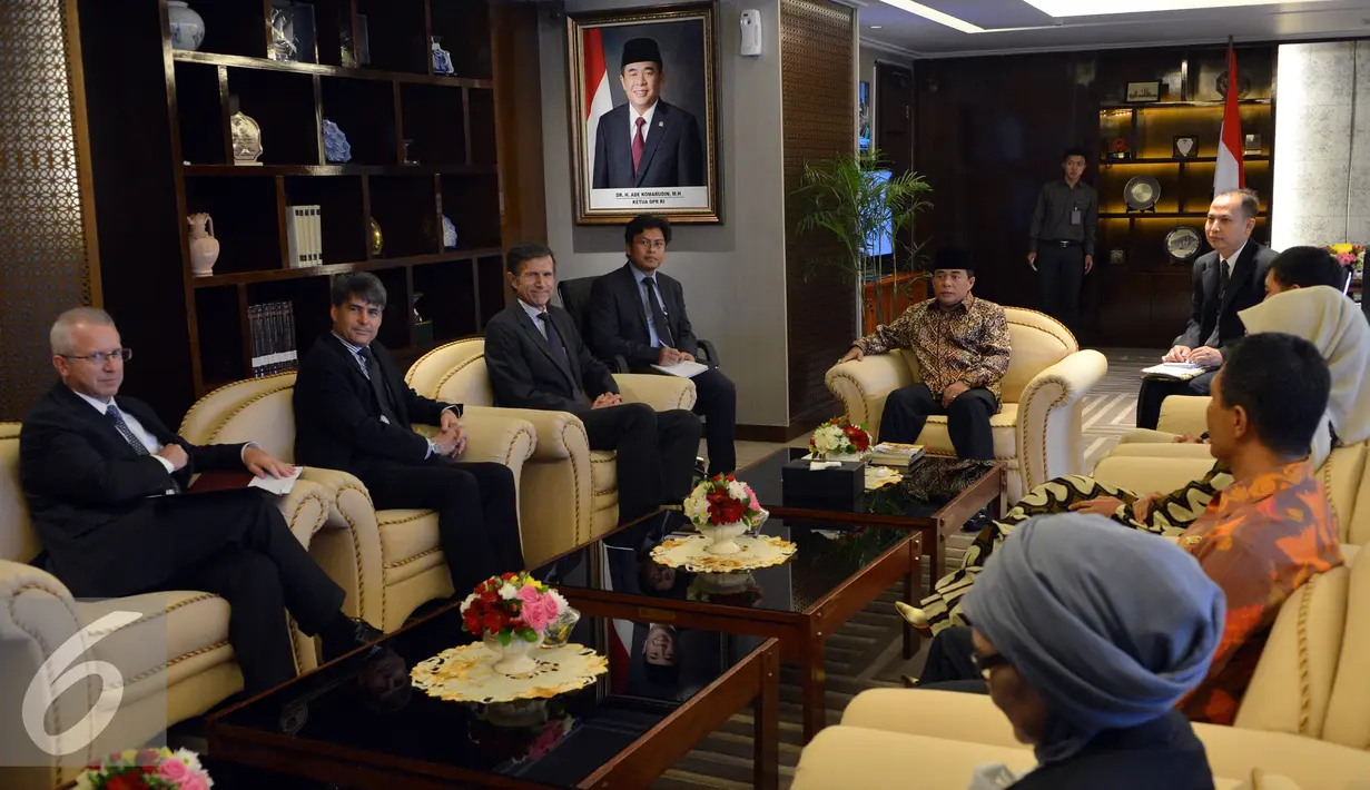 Ketua DPR Ade Komarudin saat berbincang dengan mantan Dubes AS untuk Indonesia Robert O Blake di Jakarta, Kamis (14/7). Kedatangan Robert O Blake untuk berpamitan sehubungan masa tugasnya di Indonesia yang telah selesai. (Liputan6.com/Johan Tallo)