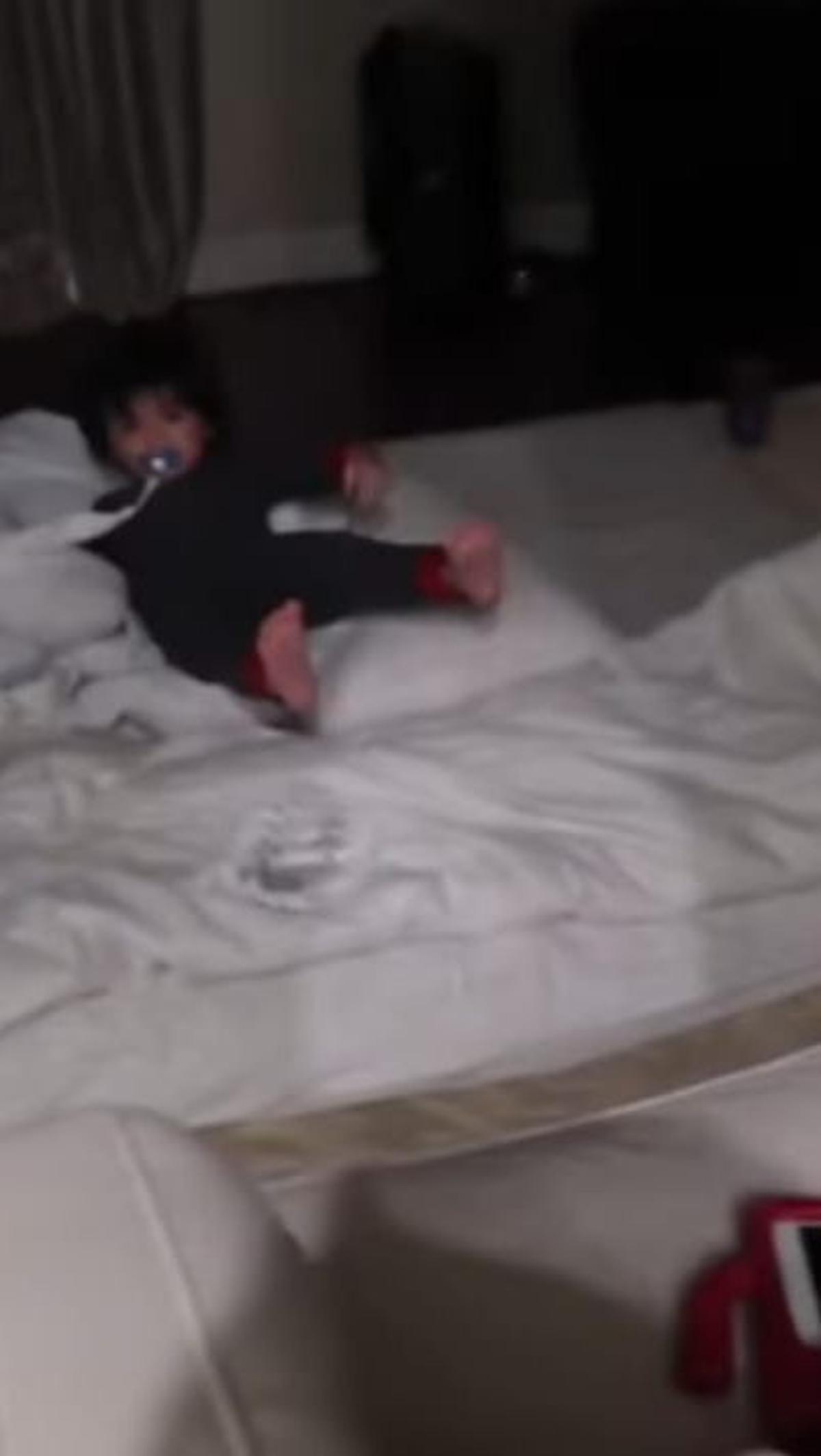 Kamar anak juga tersorot dan terlihat ttak kalah besar serta dilengkapi furniture mewah.

(foto :youtube.com/athisha khan)