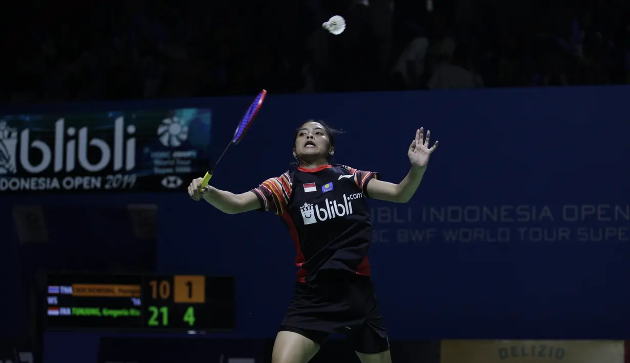 Tunggal putri Indonesia, Gregoria Mariska, berusaha mengembalikan kok saat melawan Pornpawee Chochuwong, pada Blibli Indonesia Open 2019 di Istora Senayan, Jakarta, Selasa (16/7). Gregoria menang 21-10 dan 21-8. (Bola.com/Vitalis Yogi Trisna)