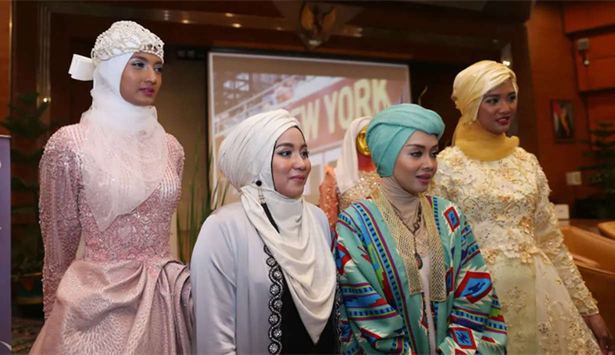 Uniknya, jika pagelaran busana para desainer itu ingin ditonton para selebriti, maka para seleb itu juga mendapat bayaran dari sang perancang busana.  seleb papan atas dibayar USD 100 ribu atau sekitar Rp 1,3 miliar per datang. (Nurwahyunan/Bintang.com)