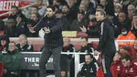 Pelatih Arsenal,  Mikel Arteta menginstruksikan pemainnya saat bertanding melawan Liverpool pada pertandingan lanjutan Liga Inggris di Emirates Stadium, London, Kamis (17/3/2022). Liverpool menang atas Arsenal 2-0. (AP Photo/Ian Walton)