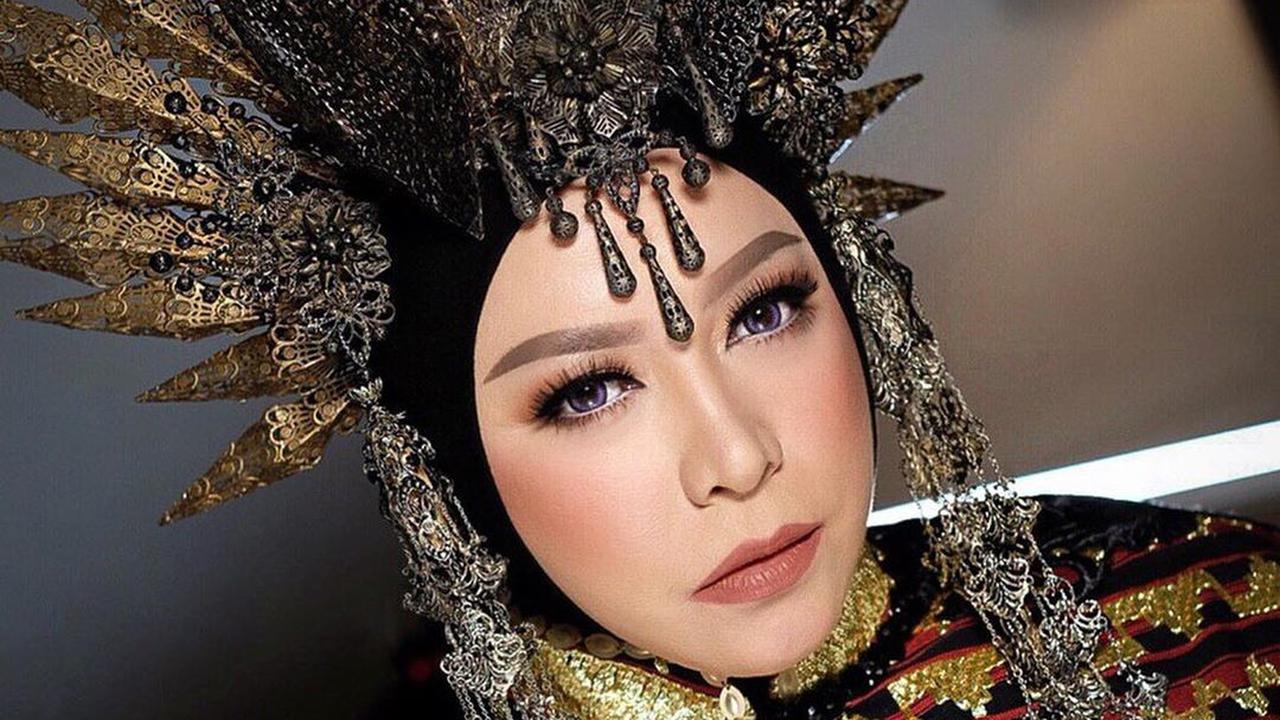 6 Gaya Melly Goeslaw dengan Aksesoris Kepala yang Nyentrik