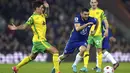 Gelandang Chelsea, Mateo Kovacic membawa bola dari kawalan pemain Norwich City, Mathias Normann pada pertandingan lanjutan Liga Inggris di Carrow Road, Norwich, Inggris, Jumat (11/3/2022). Chelsea menang atas Norwich City 3-1. (Joe Giddens/PA via AP)