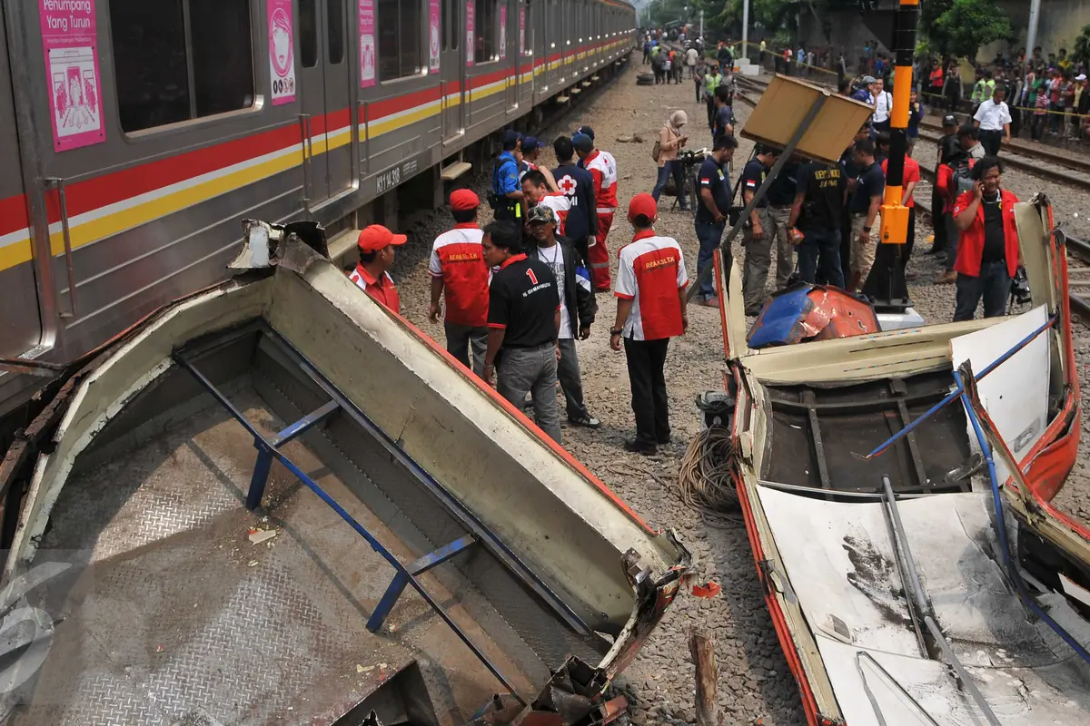 20151206-Metromini Ditabrak Kereta-Jakarta-Gempur M Surya