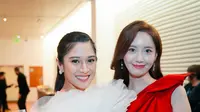 Dian Sastro berfoto dengan Yoona dalam acara penutupan International Film Festival 2019 (IFFA Macau 2019), Rabu, 11 Desember 2019 (dok. Instagram @therealdisastr/https://www.instagram.com/p/B56fV_nBBME//Adhita Diansyavira)