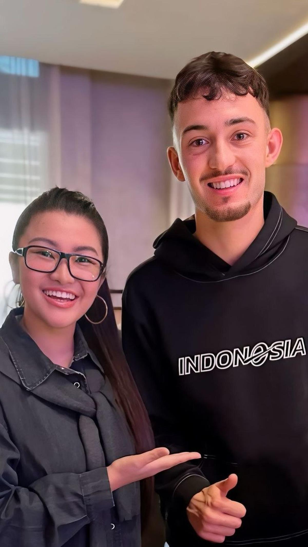 Fitri tak melewatkan kesempatan berfoto dengan Ivar Jenner. Sang gelandang Garuda tersebut terlihat senyum menawan.