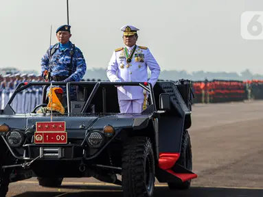 Panglima TNI Laksamana Yudo Margono (kanan) menaiki kendaraan saat memimpin upacara peringatan HUT ke-77 TNI AU di Lanud Halim Perdanakusuma, Jakarta, Minggu (9/4/2023). Sebanyak 3.693 personel dilibatkan dalam perayaan ini. (Liputan6.com/Faizal Fanani)