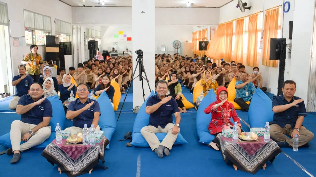Pelindo Solusi Logistik (SPSL) memperkenalkan peran BUMN di bidang kepelabuhanan dan logistik kepada pelajar SMA melalui Program Pelindo Mengajar (Istimewa)