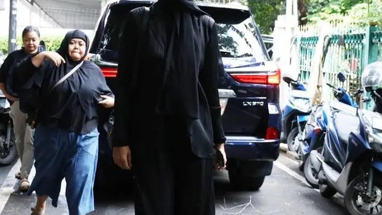7 Potret Paula Verhoeven Melayat Ayah Baim Wong, Lepas Kepergian Mertua