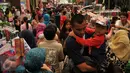 Warga memadati kawasan perbelanjaan Pasar Baru, Jakarta, Minggu (26/6). Menjelang lebaran sejumlah toko mulai memberikan potongan harga untuk menarik pembeli. (Liputan6.com/Gempur M Surya)