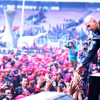 Penampilan Ahmad Dhani di konser May Day, diwarnai aksi bunuh diri.