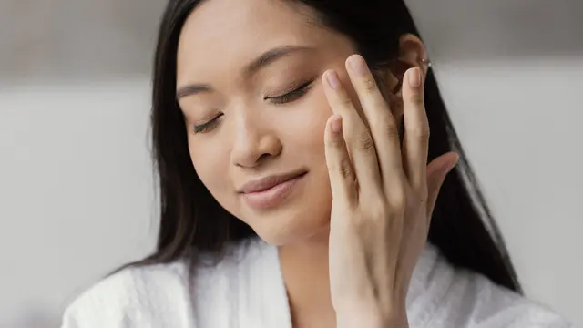 Tips Memilih Cleanser yang Tepat Sesuai Jenis Kulit (photo by freepik.com)