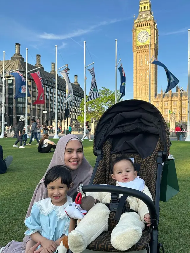 Kartika Putri Liburan di London bersama suami dan dua anak mereka (Foto: instagram kartikaputriworld)