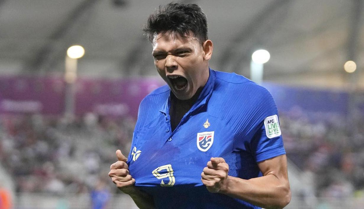 Pemain Thailand, Supachai Chaided, melakukan selebrasi setelah mencetak gol ke gawang Kirgizstan pada laga Piala Asia di Abdullah bin Khalifa Stadium, Doha, Selasa (16/1/2024). Thailand menang dengan dua gol balas. (AP Photo/Thanassis Stavrakis)
