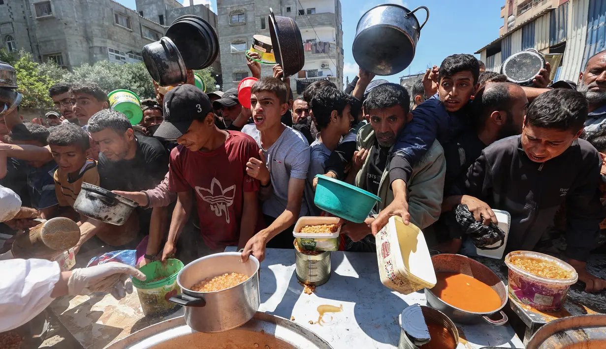 Krisis kemanusiaan di Jalur Gaza memburuk secara signifikan sejak Israel memblokir semua bantuan masuk ke wilayah tersebut sejak 2 Maret 2025 lalu atau beberapa hari sebelum melanjutkan agresi militernya setelah kesepakatan gencatan senjata dengan Hamas berakhir. (Eyad BABA/AFP)
