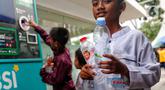 Seorang anak membawa botol plastik bekas untuk dimasukkan ke Reverse Vending Machine (RVM) di halaman Masjid Istiqlal, Jakarta, Senin (5/6/2023). (Liputan6.com/Angga Yuniar)
