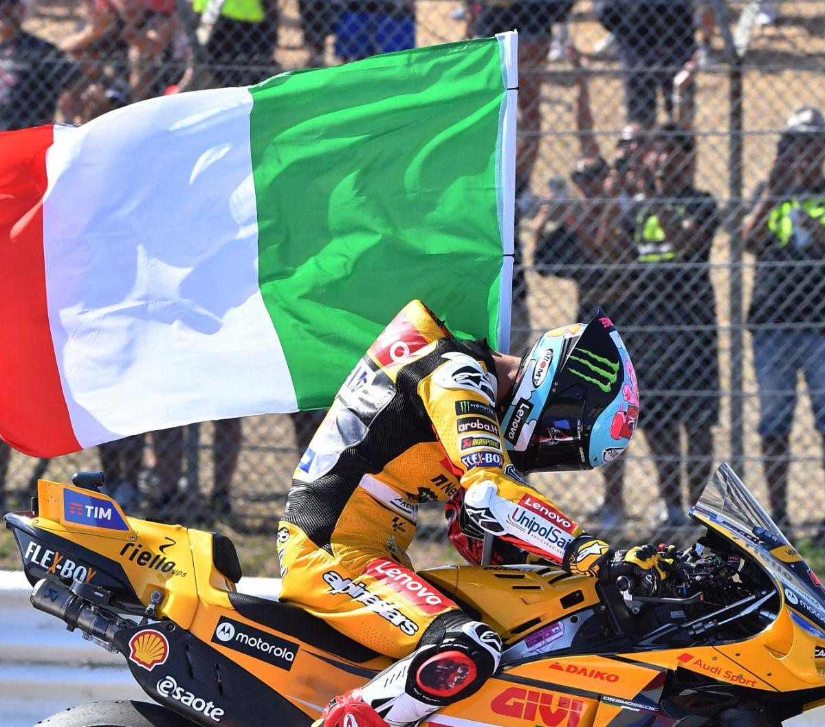 Sementara Pecco Bagnaia dan Dani Pedrosa sempat bersaing cukup sengit untuk memperebutkan posisi ketiga.<br><br>Pada lap kedua terakhir jarak antara Bagnaia di posisi ketiga dengan Pedrosa di urutan empat sempat cukup dekat sekitar 0,5 detik.<br>