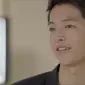 Lihat dan bandingkan bagaimana penampilan Song Joong Ki dalam balutan busana tentara saat di dunia nyata atau dalam drama.