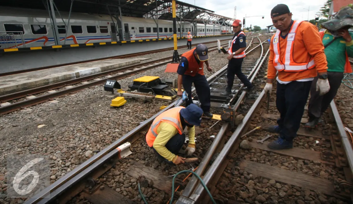 Sejumlah pekerja memperbaiki rel jalur Kerata Api di Stasiun Tugu, Yogyakarta, Selasa (28/6). Perbaikan di lakukan untuk memperlancar arus mudik dengan menggunakan transportasi layanan kereta api. (Liputan6.com/Boy Harjanto)
