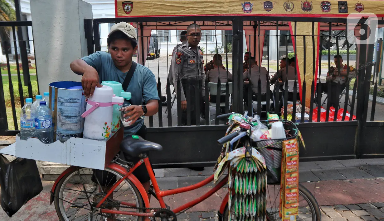 "Karena keadaan kahar ini, tiket yang telah dibeli akan dikembalikan. Informasi lebih lanjut mengenai proses pengembalian dana akan disampaikan segera setelah kami memiliki panduan yang lebih jelas," terang Mahendra. (Liputan6.com/Angga Yuniar)