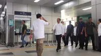 Prabowo memberikan tanda hormat saat Jokowi tiba di Stasiun MRT Lebak Bulus, Sabtu (13/7/2019). (Istimewa)