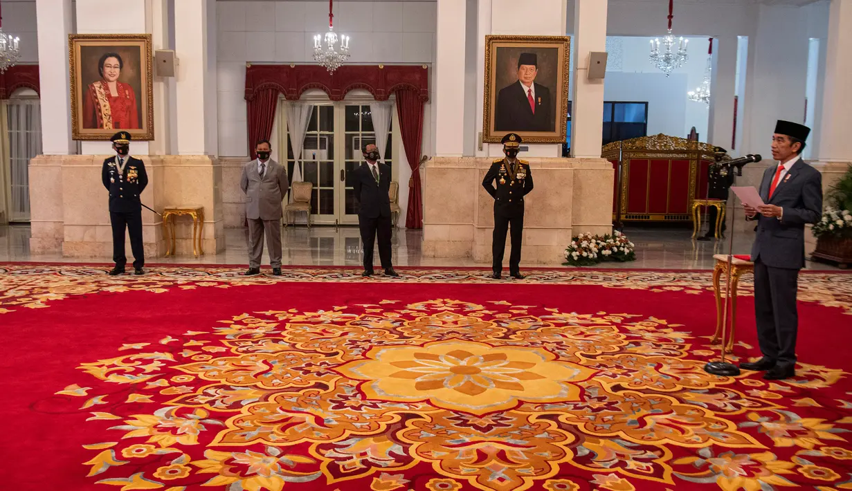Presiden Joko Widodo (kanan) selaku inspektur upacara memberikan pengarahan dalam Peringatan Ke-74 Hari Bhayangkara Tahun 2020 di Istana Negara, Jakarta, Rabu (1/7/2020). (ANTARA FOTO/Sigid Kurniawan/POOL)