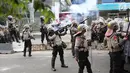 Polisi menembakkan gas air mata ke arah massa perusuh di kawasan Slipi, Jakarta Barat, Rabu (22/5/2019). Massa perusuh melempari aparat kemanan dengan batu. (Liputan6.com/Gempur Muhammad Surya)