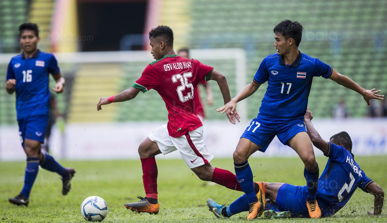 Gelandang Timnas Indonesia, Osvaldo Haay, melewati kepungan pemain Thailand pada laga SEA Games di Stadion Shah Alam, Selangor, Selasa (15/8/2017). Kedua negara bermain imbang 1-1. (Bola.com/Vitalis Yogi Trisna)