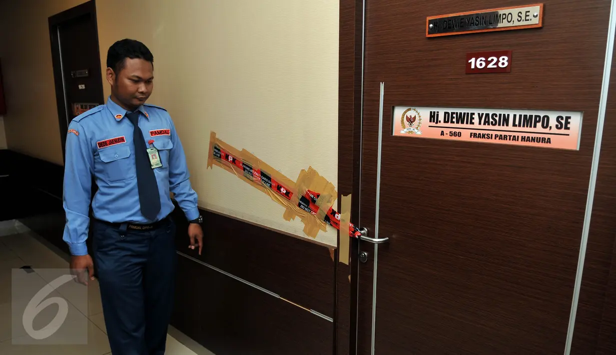 Petugas Keamanan DPR melakukan pengecekan ruangan F-Partai Hanura, Dewie Yasin Limpo yang di segel KPK, Jakarta, Rabu (21/10). Penyegelan terkait operasi tangkap tangan KPK terhadap Dewie dan 6 lainnya pada Selasa (20/10) malam. (Liputan6.com/Johan Tallo)