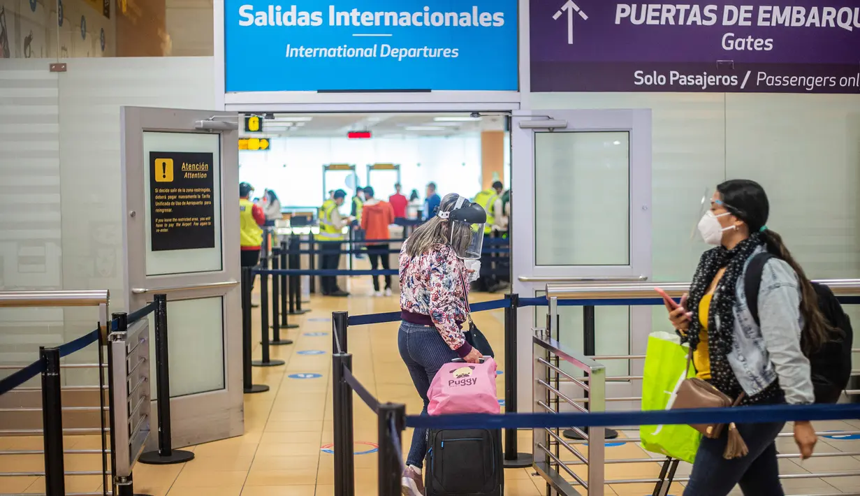 Penumpang memasuki gate keberangkatan Bandara Internasional Jorge Chavez di Callao, Peru, Senin (5/10/2020). Peru pada Senin (5/10) membuka kembali penerbangan penumpang internasional yang dihentikan pada Maret di tengah pandemi COVID-19.  (ERNESTO BENAVIDES/AFP)