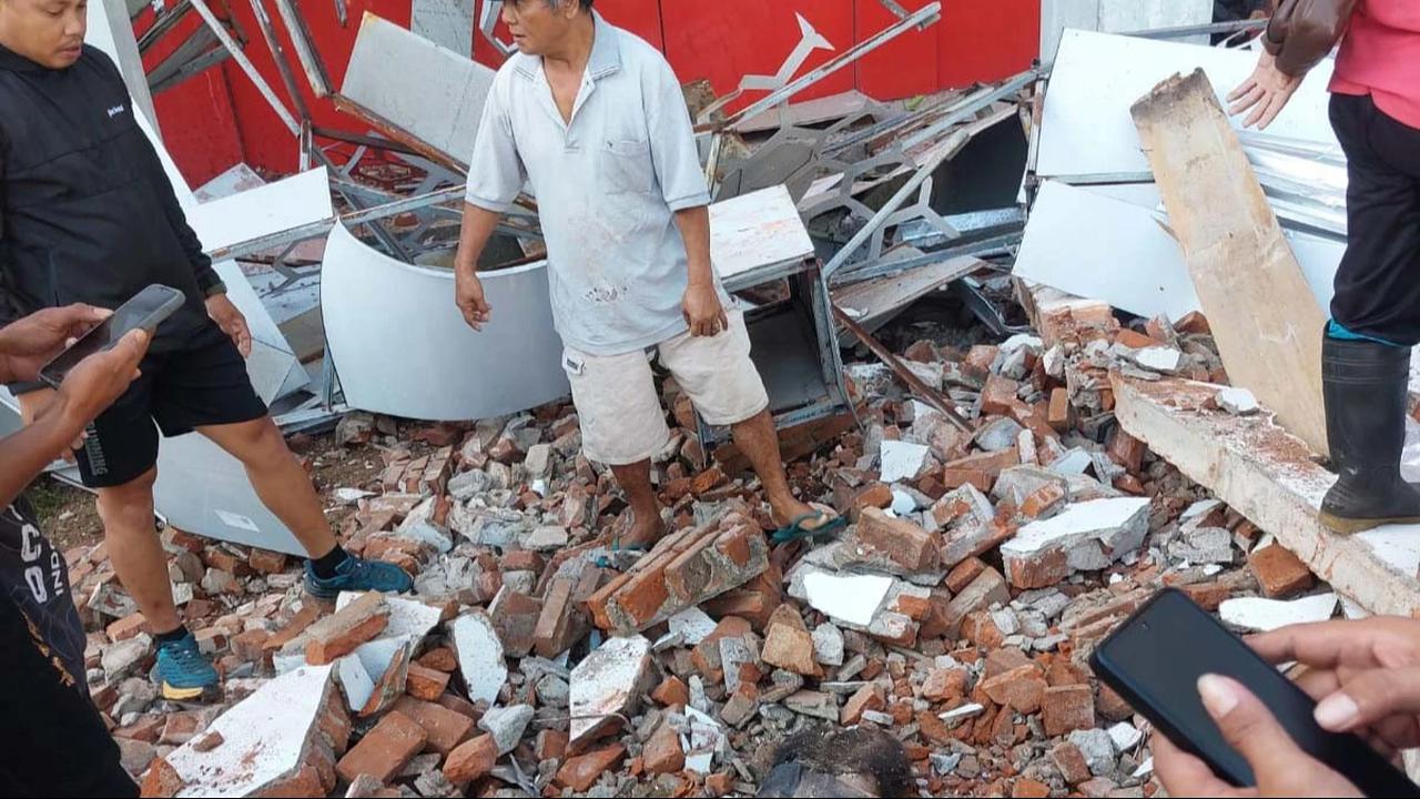 FOTO: Gempa Dahsyat Guncang Sulawesi Utara Warga Panik dan Bangunan Rusak