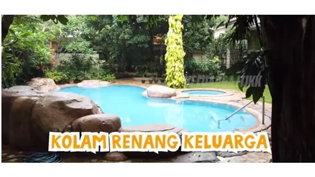 Alshad Ahmad juga memiliki sebuah kolam renang luas dan dihiasi tumbuhan hijau.