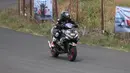 Eca pun mengakui bahwa dalam balapan dengan laki-laki, dia kerap merasa diremehkan. Tapi rider yang dijuluki Ratu Matic itu ogah ambil pusing dan tetap percaya diri. (Bola.com/Abdul Aziz)