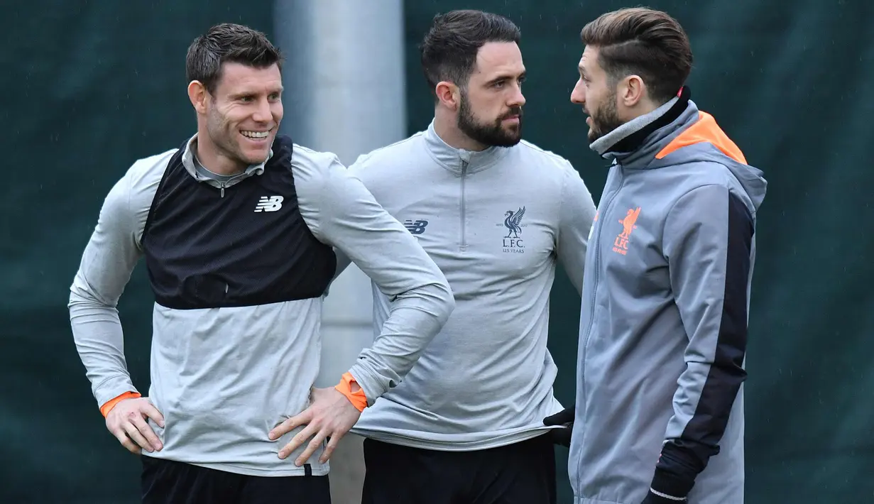 Pemain Liverpool, James Milner, Danny Ings dan Adam Lallana berbincang saat latihan di Melwood Training Ground, Liverpool, (5/3). Liverpool akan melawan Porto pada leg kedua babak 16 besar Liga Champions. (AFP Photo/Anthony Devlin)