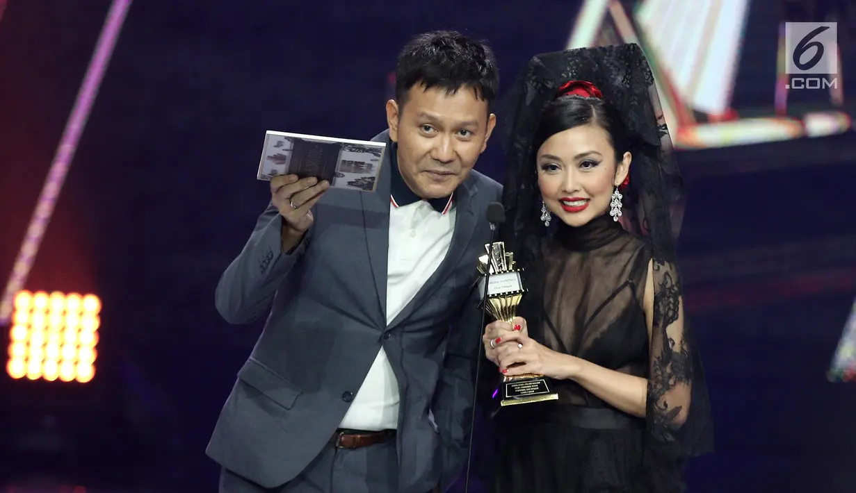 Penyanyi The Spouse memberi sambutan usai menerima penghargaan dalam acara IBOMA 2018 di STUDIO 6 EMTEK CITY, Jakarta, Jumat (23/3). The Spouse meraih penghargaan kategori original sound track film terbaik. (Liputan6.com/Herman Zakharia)