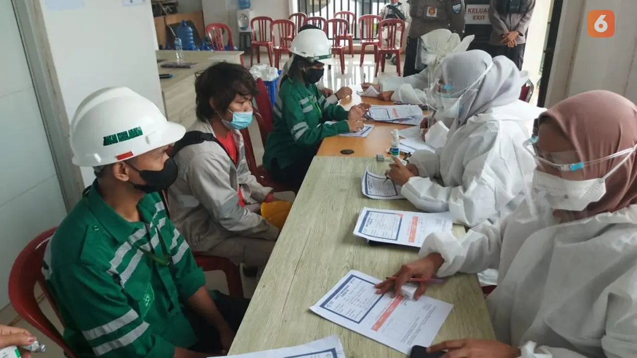 Sejumlah pekerja PT IMIP menjalani pemeriksaan riwayat kesehatan