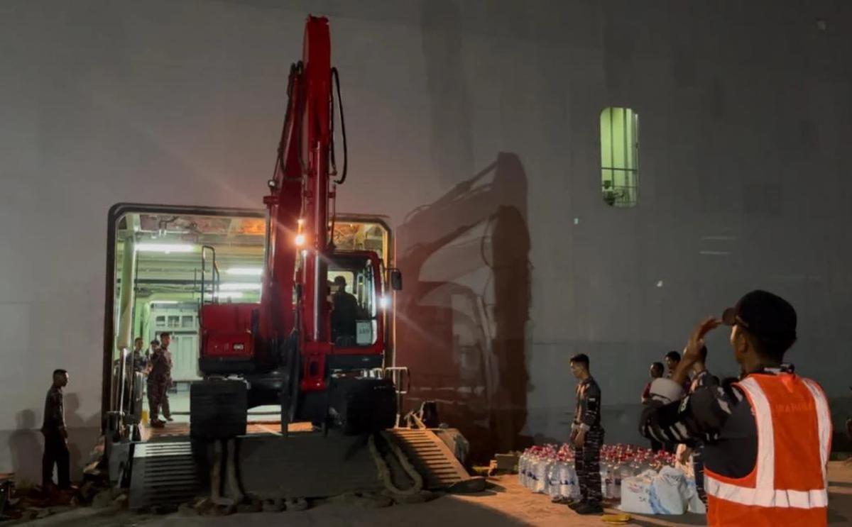FOTO: KRI Banda Aceh Laksanakan Debarkasi Bantuan Alat Berat di Lhokseumawe