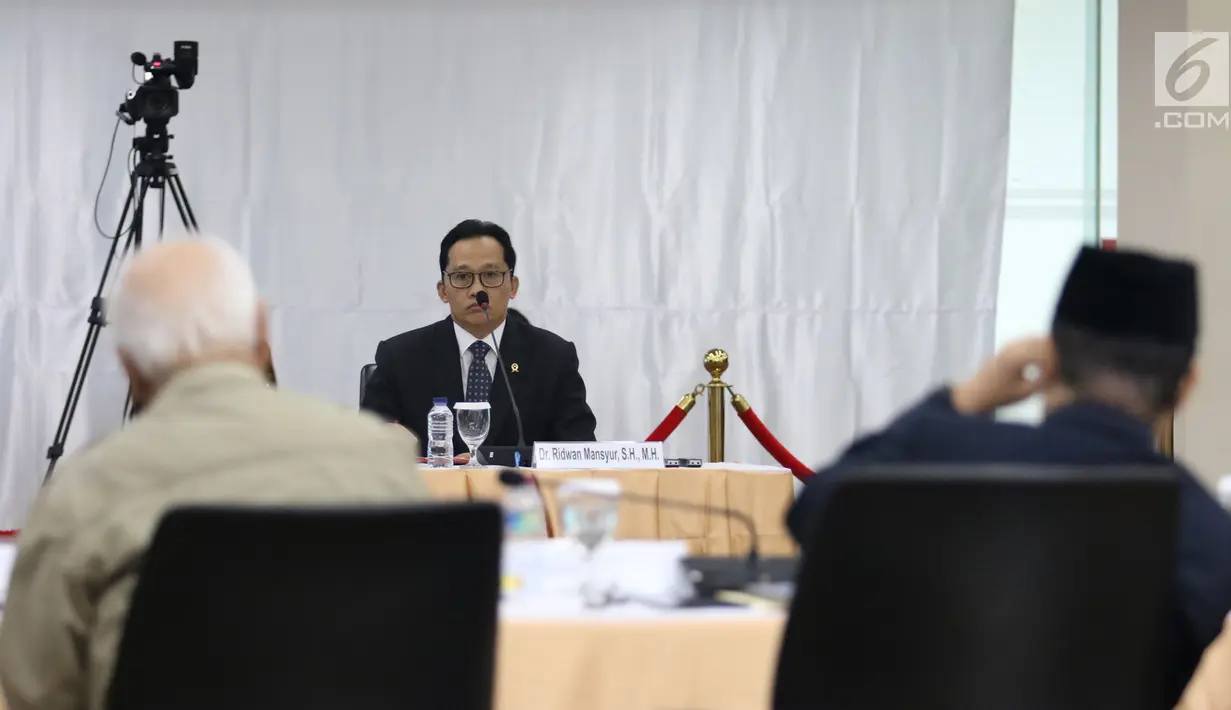 Calon hakim agung mendengar pertanyaan tim penyeleksi saat seleksi wawancara di Auditorium Gedung Komisi Yudisial, Jakarta, Kamis (3/1). Peserta wawancara terdiri dari sembilan lewat jalur karier dan tiga dari jalur nonkarier. (Liputan6.com/Angga Yuniar)