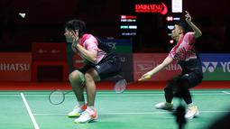 Lepas interval, perlahan keunggulan Leo Rolly Carnando/ Daniel Marthin mampu dipangkas He Ji Ting/Zhou Hao Dong hingga hanya berjarak satu poin pada kedudukan 15-14. Leo/Daniel kembali merebut 5 poin beruntun hingga akhirnya merebut game pertama dengan 21-17. (Bola.com/M Iqbal Ichsan)